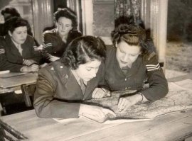 Бабу Лизу не трожь!
Она мехводом была во времена Великой Отечественной. И рук не боялась замарать, не смотря на королевский чин...