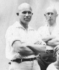 как то по форме ушей он на дауна тянет