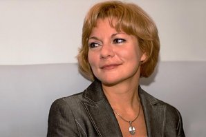 У нее Взгляд и сейчас остался. Красивая девочка, выросла в красивую женщину и даже стареет красиво.