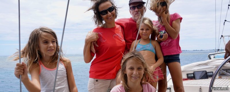 вот, например, этой весной на Таити пересеклись с Ивановыми, которые также путешествуют всей семьёй по океанам - у них 2 дочки