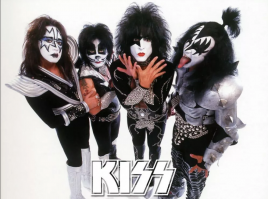 Этих забыли. Пару месяцев назад был на их концерте в Москве. Одна из самых богатых групп. 40 грузовиков аппаратуры, 200 тонн света, 85 человек техников.