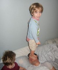 "Несносные детки: вот через что проходят почти все родители"
Не "почти все а некоторые. А вот за такое ребёнок должен на неделю разучиться сидеть. Он уже в этом возрасте забил на уважение человека, старшего, родителя и если его не научить себя вести правильно вырастет "яжемать", "яжепап", онижедети".