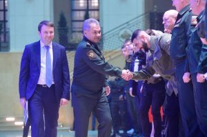 Знаниями делятся или обмениваются с теми, кто имеет сомнения или хочет узнать новое. А ты из него уже кумира для себя сделал и готов оправдать любое дерьмо этого прораба. Даже этого пи*ра устроившего сольник.. Это как низко нужно грохнуться, чтобы это дерьмо на первой линии среди лампас усадить. Что должно быть в голове твоего "маршала", когда он показ моды для МО устраивает?? Фотку, где этот пи*р отсасывает сам найдёшь в сети? И твой шойгу с ним за ручку здоровается и обнимашки устраивает. В Москве только последний гастер не знает, что это ещё и по наркоте замазано по самые свои пейсы..