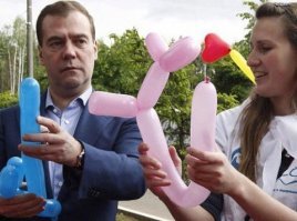 Медведев потребовал сохранить зарплату при переходе на четырехдневку