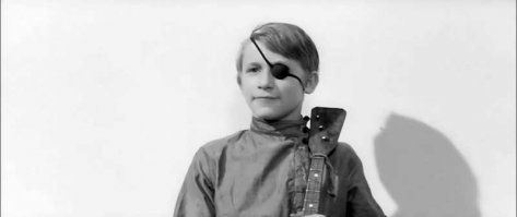 Прям при прочтении Мамочку  с балалайкой представил:)
У кошки четыре ноги,
Позади нее длинный хвост.
Но трогать ее не моги
За ее малый рост, малый рост.