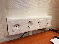 В левую розетку наши люди, похоже, двухкиловатный кипятильник врубали :)