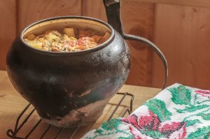 "употребляли это аппетитное зажаристое блюдо со сметаной и брусникой на завтрак или же запекали драники в горшочках." Драники в горшочках это уже не драники, а "бабка"! Особенно вкусна, когда запекается в чугунке, в печке со свежими шкварками) йопта...аж слюни потекли