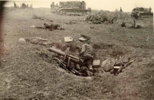 По уставам РККА во время наступления пулемёты первыми выдвигались вперёд на новую позицию, а при отходе - последними, прикрывая свои подразделения... Поэтому так много фотографий последних рубежей пулемётных расчётов, сделанных немцами в 1941-42 годах.