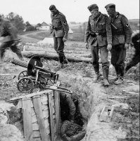 По уставам РККА во время наступления пулемёты первыми выдвигались вперёд на новую позицию, а при отходе - последними, прикрывая свои подразделения... Поэтому так много фотографий последних рубежей пулемётных расчётов, сделанных немцами в 1941-42 годах.