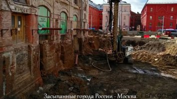 Да вот в том то и дело, что не понятно. И не те, и не другие, и самое главное не культурный слой...  На фото Политехнический музей в Москве. Дверь в левом верхнем углу. Внизу витрины, заложенные двери. Культурный слой? Официалы говорят "просадка здания", но простите, почему равномерно? Или опять же "так строили", что дом мог равномерно просесть? Трещины где? Анунаки про нас давно забыли)))