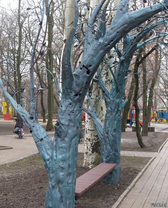У нас в Донецке так же есть обширный Парк кованых фигур. Примечательна судьба одного из сооружений - кованная беседка, чудом уцелевшая у вип-терминала Донецкого аэропорта и позже перенесенная в Парк.