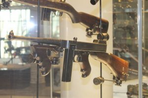 Прекрасный пост.
Единственное уточнение, ПП "Томсона", приведенный на фото, не продавался на гражданском рынке США до конца 1940-х годов, так как являлся "военной" модификацией того самого, легендарного мафиозного Томпсона.
Самое явное видимое отличие - в наличии у гражданской версии диска, а у военной плоского магазина.

Томсону, в отличии от Дегтярева не удалось добиться стабильной подачи патронов из диска.