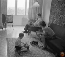 А они! В обуви!! ПО КОВРУ!! И!! ПО ПАРКЕТУ!!!
И где наша нормальная Советская Чугунная Батарея!?