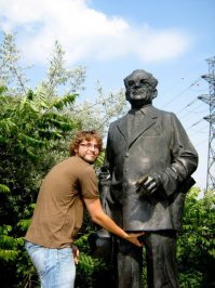 Памятники погибшим героям... 
И ЭТО... 
Уровень интеллекта примерно как тут: