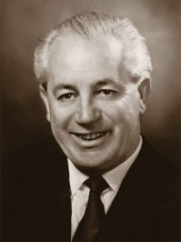 .......17 декабря 1967 года ........ Следующие сутки премьера искали .... спасатели на гидроциклах и вертолетах, но безуспешно......

Историческая справка:  Гидроцикл   тот редкий случай, когда техника изобреталась именно как спортивная. Первый в мире водный мотоцикл выпущен «родителем» снегохода, компанией Bombardier в 1968 году.