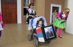 Найдите хотя бы одно отличие. Чем ущербнее режим, тем с более раннего возраста у детей вынимают мозг и заменяют его пропагандистским калом.