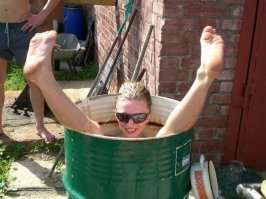 Переводим бочку в горизонтальное положение,предварительно срезав днище бочки и вам гарантирован весь спектр радости секса. Ведь хорошо зафиксированная девушка, в предварительных ласках не нуждается. 
Не благодарите)