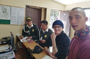 Судя по форме, этим полицейским сегодня на дембель.