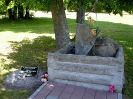 Как рука поднималась у этих тварей? Как им жилось, спалось после этого? 
Деревня Шуневка в Витебской области была уничтожена полностью. Вот памятник на месте колодца, куда живыми сбрасывали детей...