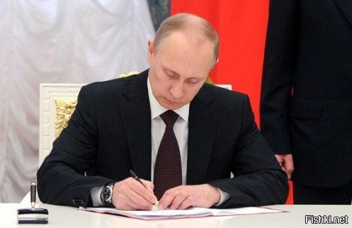Путин подписывает указ о поднятии оклада этому врачу.