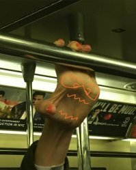 18 весомых причин, по которым люди не прикасаются к поручням в общественном транспорте