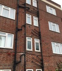 В Ирландии и Мелкобритании до сих пор таким образом прокладывают трубы в домах...