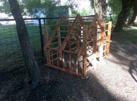 вставлю свои рукодельные пять копеек))
в садике демонтировали "шведскую стенку" (или старая или нормам не отвечает, хз??) и попросили меня что-нибудь с ней "придумать" (т.к. уже мастерил в других группах) крыша мои 86кг выдержала)) дети как птички на крыше сидят(фото нет верьте на слово)))