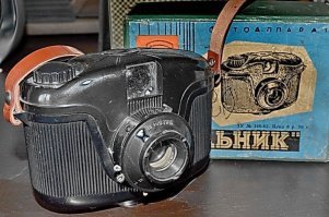 "Школьник" 1962-1969
Производитель: ММЗ (БелОМО)
Тип применяемого фотоматериала   фотоплёнка шириной 60 мм (типа «Рольфильм»). Размер кадра   60 60 мм. Количество кадров   12. На задней стенке камеры имеется окно, закрытое светофильтром красного цвета, перемотка плёнки по цифрам на ракорде.
Объектив «Ахромат» (двухлинзовый) 8/75, типа фикс-фокус, то есть неподвижно сфокусирован на гиперфокальное расстояние (резкость от 3,5 м до «бесконечности»).
Диафрагма f/8, f/11 и f/16.
Цена 6 рублей.