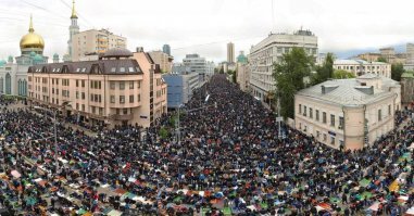 Ты сюда вот посмотри. Это же трындец. Нам бы в Москве порядок навести