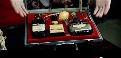 О красных кнопках и оруженосцах: как устроены "ядерные чемоданчики" лидеров США и России