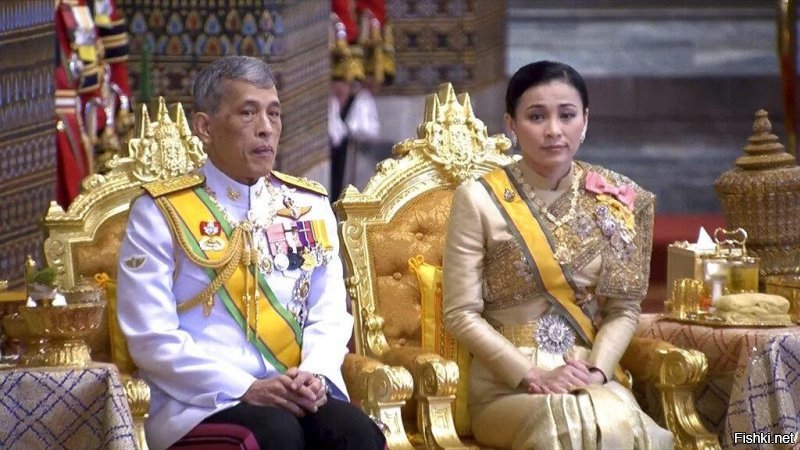 Король Тайланда Рама 10 с женой, бывшей стюардессой
