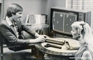 Телевизионная игровая приставка "Видеоспорт", аналог первой домашней видеоигры Pong, выпускалась с I-кв 1980 года. Приставка позволяет воспроизвести на экране любого телевизионного приёмника различные игровые ситуации как между двумя партнерами, так и между игроком и автоматическим партнером. Реализуемые игры; футбол, теннис, футбол с гандикапом, лапта, электронный тир (для этого имеется световой пистолет). Регулируемые параметры; размер мяча, размер ракеток, темп игры. Регистрация счета автоматическая, очки считаются до 100 и обнуляются. Питание от электросети переменного тока с напряжением 127 или 220 В. Цена приставки 96 рублей.