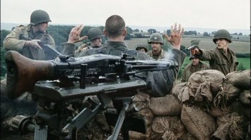 Ну такое было на всех фронтах и во всех армиях. С одной стороны к пленным надо относится согласно Гаагской конвенции, с другой стороны эти люди вчера убили твоего товарища с которым вы служили и дружили вместе, который на руках тебя из под обстрела вытащил и вынес на себе по минному полю. А враги отстреляв все патроны и откидавшись грантами, поняли что  это конец и решили что воевать (умирать) не хотят и ручки подняли, типо "Мы сдаёмся, отведите нас в лагерь и накормите горячим ужином". 
Такой момент  хорошо обыгран в к\ф "Спасти рядового Райана", и там очень наглядно продемонстрировано что случается, если отпустить врага.