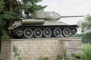 Не надо на танке. Зачем ?? Тут и так полно наших танков . Нужно только экипажам приехать...