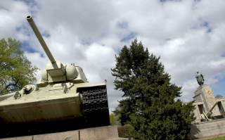 Не надо на танке. Зачем ?? Тут и так полно наших танков . Нужно только экипажам приехать...