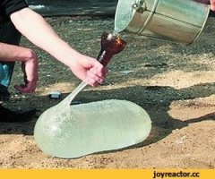 Девушку смыло водным потоком во время обрушения  крыши торгового центра