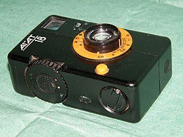 А как же Агат 18К ?!
Любимый мобильный карманный фотик !!!
Кстати качество намного лучше Смены хоть и кадр - половинка !!!

Тип	шкальный полуформатный фотоаппарат
Производитель	БелОМО
Год выпуска	1984-1989
Фотоматериал	плёнка типа 135
Размер кадра	18 24 мм.
Фокусировка	ручная
Экспозиция	ручная, по символам погоды
Затвор	центральный затвор - диафрагма
Фотовспышка	центральный синхроконтакт «Х»
Видоискатель	оптический, с кадроограничительной рамкой
Размеры	60   94   45 мм
Вес	190 г