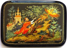 Па лехская миниатю ра   народный художественный промысел, развившийся в посёлке Палех Вязниковского уезда Владимирской губернии (ныне Палехский район Ивановской области). Лаковая миниатюра исполняется темперой на папье-маше. Обычно расписываются шкатулки, ларцы, кубышки, брошки, панно, пепельницы, заколки для галстука, игольницы и прочее.