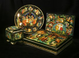 Па лехская миниатю ра   народный художественный промысел, развившийся в посёлке Палех Вязниковского уезда Владимирской губернии (ныне Палехский район Ивановской области). Лаковая миниатюра исполняется темперой на папье-маше. Обычно расписываются шкатулки, ларцы, кубышки, брошки, панно, пепельницы, заколки для галстука, игольницы и прочее.