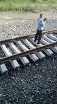 А здесь то что не так ? Автор ролика решил показать насколько он дебил и не видел как укладывают новую ветку путей рядом с действующей ?