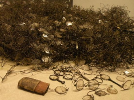 Можете в меня тоже кидать тапками....
Я тоже из тех кто отрицает холокост...
Я бы привел очень много фактов на которые мне бы не ответили...
Просто нас научили в ЭТО верить... БЫЛО и всё тут...
Почитайте Дэ вида Э рнеста Дюка....просто почитайте...! После него я СОВЕРШЕННО по другому на это стал смотреть...
Он не пишет что этого не было..., он просто задаёт вопросы, на которые те кто верит в холокост ответить не могут...
Нас просто НАУЧИЛИ верить в ЭТО...
Я был в Освенциме... и знаете что меня поразило... это кипы вещей узников сваленные горой...
Очки например...целая куча...но почему то 5-8 разновидностей и всё... В тысячах очков и все одинаковы...
Обувь тоже... старые обшарпанные ботинки а между ними цветастые. чуть ли не новые туфли... время как то по разному работает? Причём в общей куче то там, то там одинакова вида обувь...
Не знаю...Но я в Холокост не верю... 
Да умирали, убивали, по болезни там или как, но чтоб целеноправленно вагонами в газовую камеру, не верю...
Всегда выслушивайте два противоположных мнения, а потом делайте выводы!

Пару фото на вскидку...