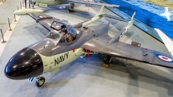 Что за бред? Первый «DH.112 Venom» под индексом «FB.Mk.1»: Совершил первый полёт 2 сентября 1949 года; поступил в ВВС во второй половине 1952 года. И он британский истребитель-бомбардировщик.