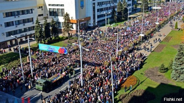 Во-первых, судя по положению людей, по тому, что к задним рядам еще подтягивается народ - митинг еще не начался (можно было бы еще часа за три снять пустую площадь и сказать, мол, вот и все кто там был). Или вы сомневаетесь в том, что "оккупационные власти" способны прикладами согнать всех бюджетников на эту площадь для массовости??  Ведь так всегда и заявляется - "согнали!" А тут - не смогли? 
В-третьих, вот так Донецк прощался с Захарченко в прошлом году.

Посчитайте количество людей. Но, конечно, "народ согнали силой!"? Ах, да, украинские же "новостные каналы" так и заявили!