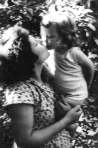 У меня без всяких париков до 3 лет были волосы до плеч, завивались локонами, светло-золотого цвета (у бабушки долго хранились срезанные) - но родители не были идиотами и платьицами не баловались... На фото я в майке, у мамы на руках!