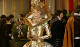 Ей что картину на голову надели?