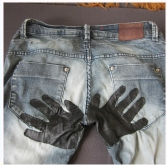 Это кто такую глупость сказал "джинсы протираются между ног довольно-таки быстро после покупки и становятся непригодными для дальнейшей носки"? В советские времена джинсы были слишком большим дефицитом, чтобы их выбрасывать из-за какой-то дыры в мотне - пришивали кожаную заплатку и носи хоть до второго пришествия. А распороть старую перчатку и использовать её вместо заплаты - вообще класс.