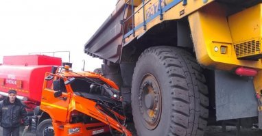 В городе Киселевск Кемеровской области самосвал БелАЗ раздавил бензовоз КамАЗ. Об этом РИА Новости сообщили в региональном управлении МВД.
Инцидент произошел на технологической дороге угольного предприятия. За рулем БелАЗа находилась женщина, по чьей вине и произошло столкновение. «Установлено, что 38-летняя водитель БелАЗа после заправки не убедилась в безопасности маневра и допустила столкновение с автоцистерной»,   уточнили в ведомстве.
В аварии никто не пострадал. Полицейские составили на женщину административный протокол о нарушении правил маневрирования (статья 12.14 КоАП), по которому предусмотрен штраф в 500 рублей.