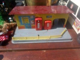 В детстве была такая автозаправка и с ней заводной микроавтобус :)