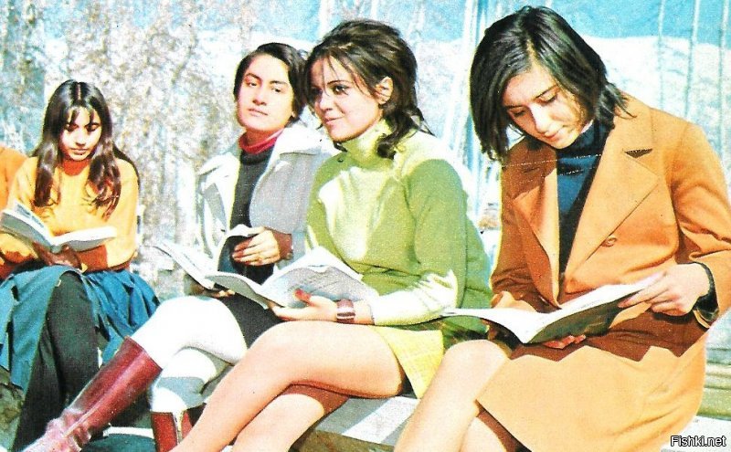 От странно, смотришь фото 70-х, в хиджабе никто не ходит, надо ж так откатиться в средневековье.