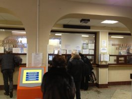 Забавно конечно ,находясь за 5.000 км от поликлиники читать про место ,куда когда то ходил. 
Уж и не знаю по какому тендеру или каким выделенным средствам, но была там такая фишка. По всей видимости очередная модернизация,расширение,углубление или какой ещё рывок -одним словом решили там установить информационное табло. Обычно это всё на базе ЖК панели делается.И вроде как технология опробованная .На табло выводится любая информация подаваемая с сервера. График работы врачей или там чья очередь по номерку,да мало ли что. Но вот умные дяди прямо над регистратурой (а это достаточно светлое помещение) повесили кинопроектор,чтоб он с расстояния метра полтора информацию на маленький киноэкран выводил. Мало того,что светло,так ещё и почти под потолком получилось и в узком пространстве нужно голову задирать,чтоб хоть что то увидеть. НЕ уверен,что этой нанотехнологией кто сейчас пользуется, но деньги окучены